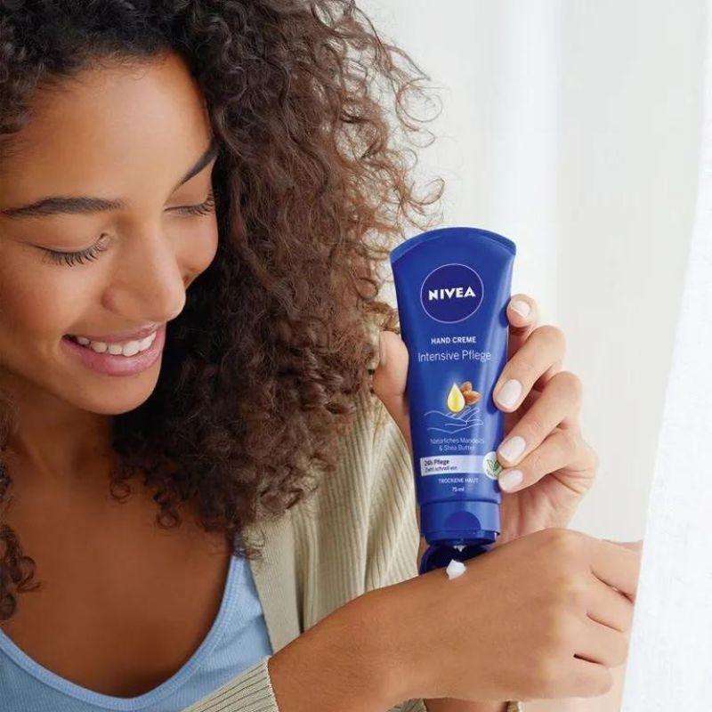 Crème mains NIVEA à l'huile d'amande et beurre de karité - Tube 75 ml